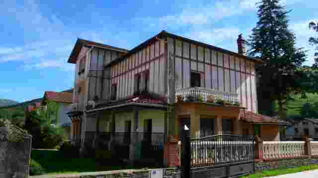 HOUSES OF THE INDIANS